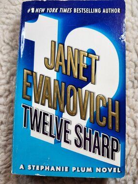 Janet Evanovich Twelve Sharp Paperback 2007 Stephanie Plum Mystery Novel Trade